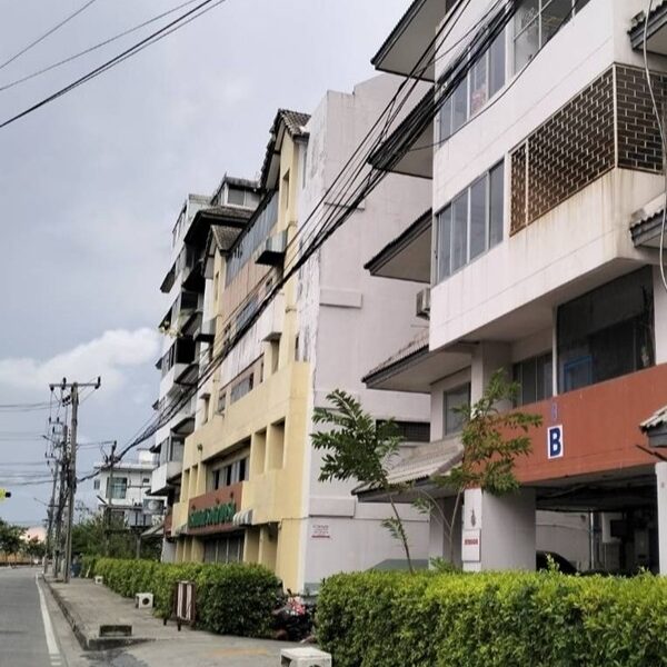 ขายด่วน คอนโด เพื่อการลงทุน Green Place royal park ทำเลหน้าโรงเรียน ขนาด 31 ตรม.ชั้น 4 โทร 099-196-1001