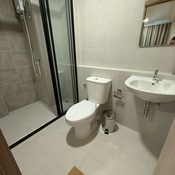 ขายดาวน์ Dcondo Sense บางแสน ราคาพิเศษ! 1 ห้องนอน 1 ห้องน้ำ 28.25 ตร.ม. วิวสระ แต่งครบ พร้อมเฟอร์นิเจอร์ โทร 093-1681685