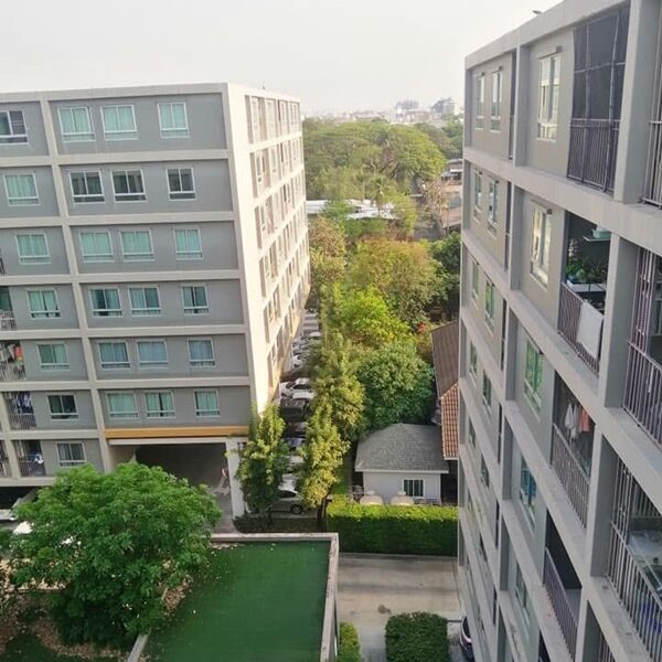 ให้เช่า คอนโด ยู รัชโยธิน ห้องริม วิวสระน้ำ ชั้น 8 บนสุด เฟอร์พร้อมอยู่ Tel 0626599246